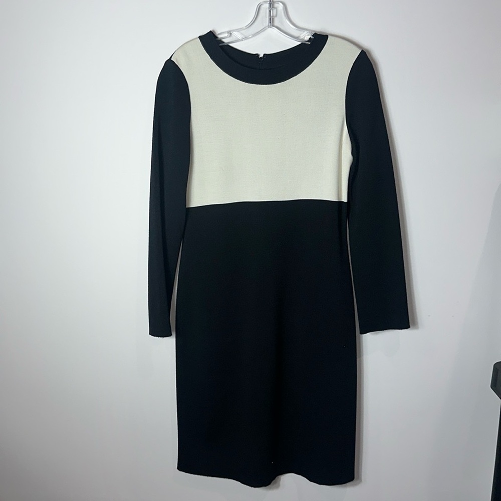 St. John scoop Neck Knee-Length Dress Size 4